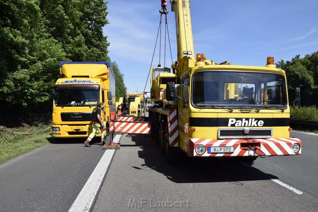 LKW in Boeschung A 3 Rich Frankfurt Hoehe Roesrath Lohmar P214.JPG - Miklos Laubert